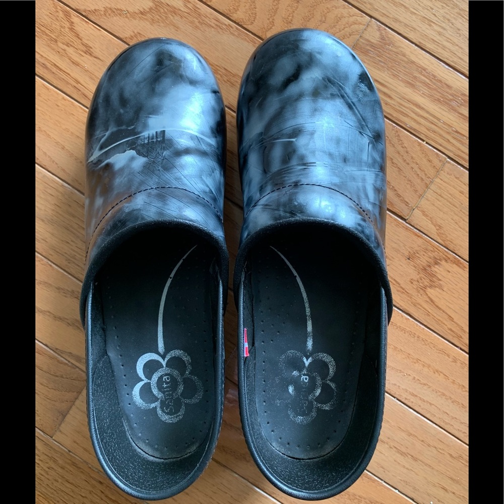 Sanita black marbled clog shoe